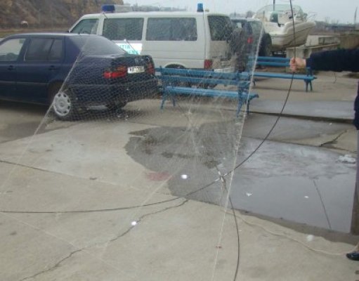Plase monofilament şi 45 kilograme peşte, confiscate
